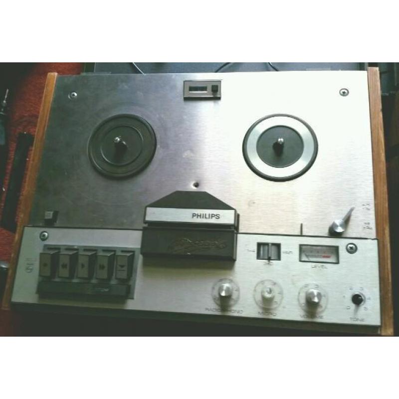 Twee Philips 4307 4 track bandrecorders