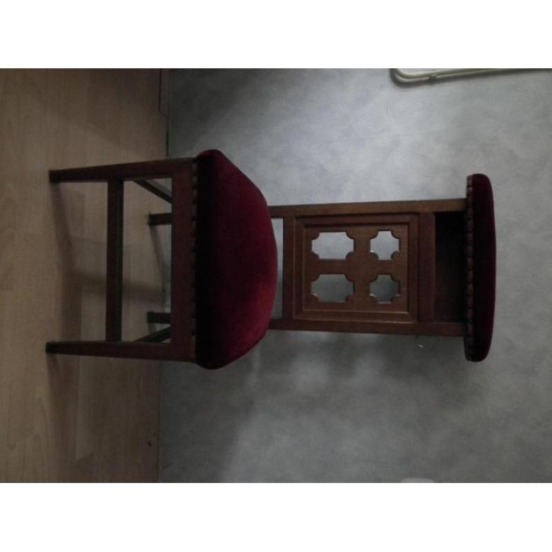 wijnrode velour beklede bidstoel met mooie vormgeving