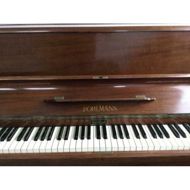 Klassieke piano van het merk Pohlmann (bruin-roodbruin)
