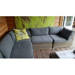 Twee prachtige hoek loungesets bruin en grijs met kussens