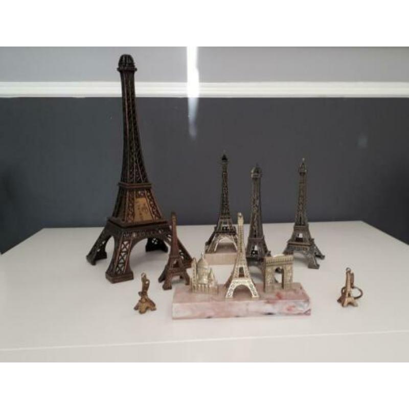 Verzameling miniatuur eiffeltorentjes