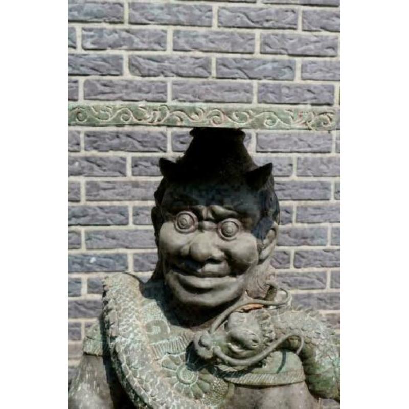 Groot beeld duivel ( oni ) met draak brons Japan
