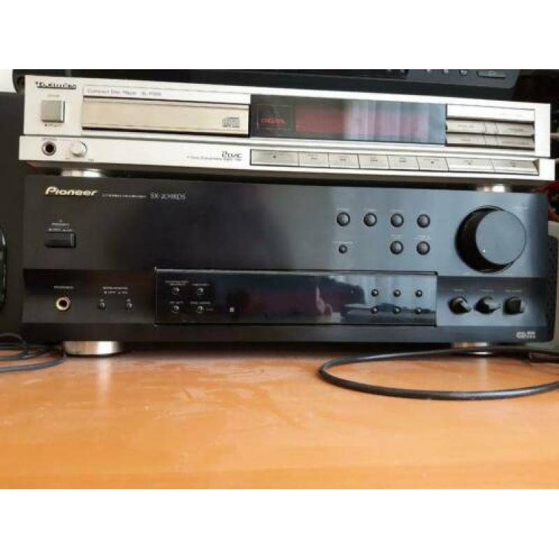 Pioneer receiver met technicus cd speler met boxen