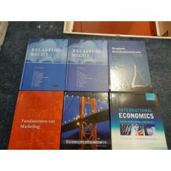 Verzameling boeken economie management recht