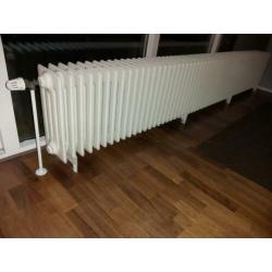 Gebruikte grote staande klassieke kolom cv-radiator te koop!
