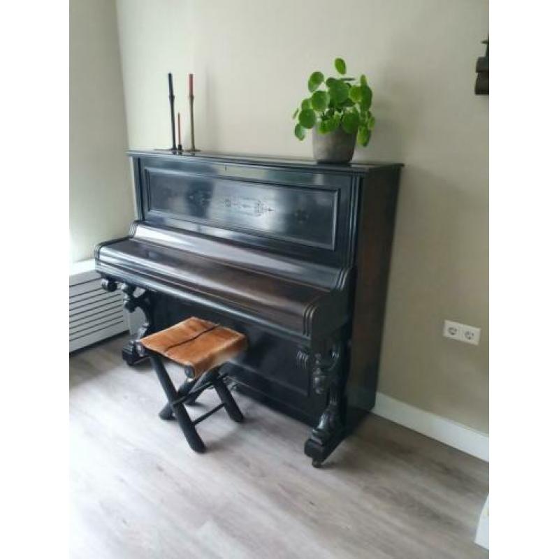 80 jaar oude piano met originele bon.