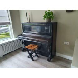 80 jaar oude piano met originele bon.