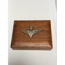 Origineel Engels airborne pet embleem op houten doosje.