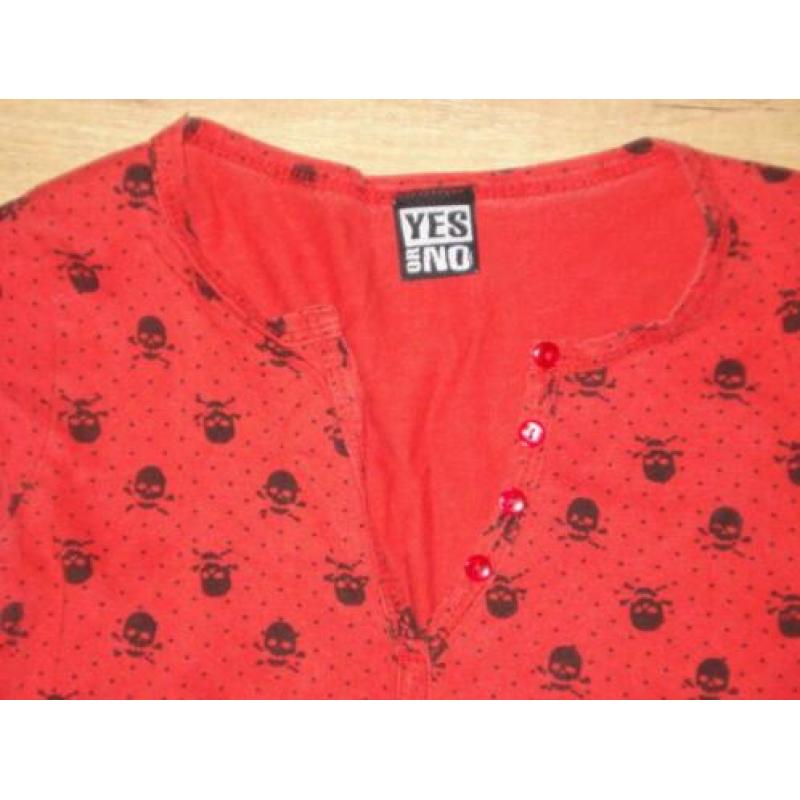 Alternatief rood shirtje met zwarte doodshoofdjes, maat S