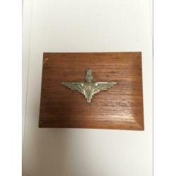 Origineel Engels airborne pet embleem op houten doosje.