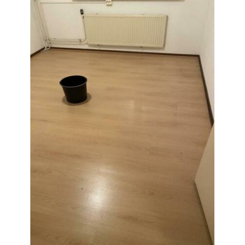 +-35 m2 Laminaat vloer houtkleur met nerf