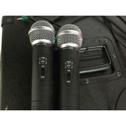 Karaokeset compleet met microfoons en standaard.