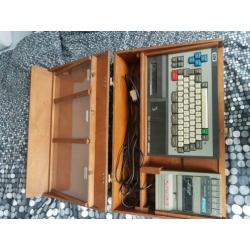 Oude Toshiba MSX home computer in houten kist
