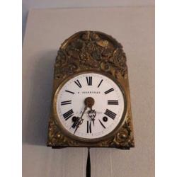 Mooie precies op tijd lopende antieke klok te koop.