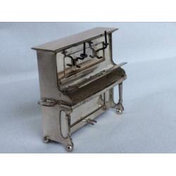 Zilveren miniatuur piano, Hooijkaas