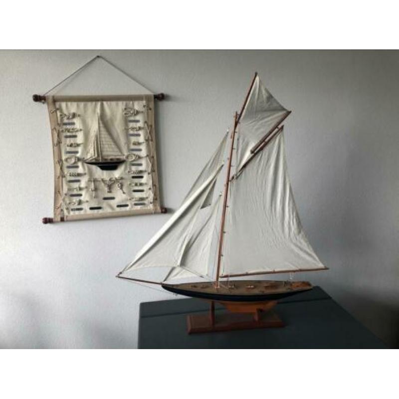 Antiek houten zeilschip op standaard
