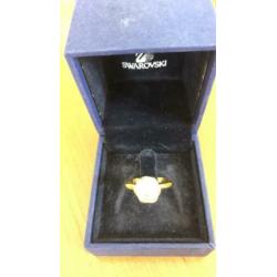 Swarovski ring, goudkleurig, als nieuw, met kristallen steen