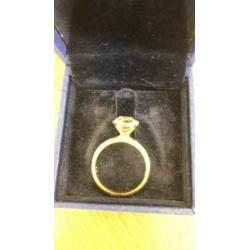 Swarovski ring, goudkleurig, als nieuw, met kristallen steen