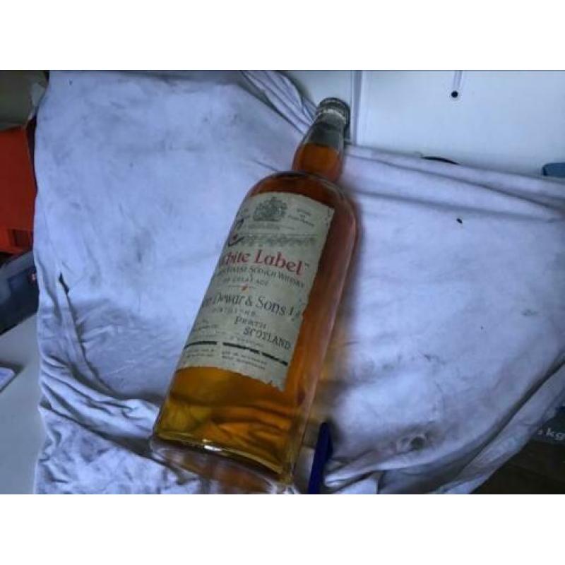 DECORATIE whiskey fles is leeg John Edwards
