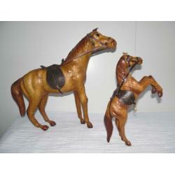Twee paarden beelden van leder (115)