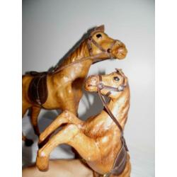 Twee paarden beelden van leder (115)