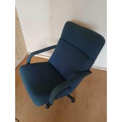 Artifort vintage stoel met blauwe bekleding op zwarte voet
