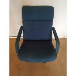 Artifort vintage stoel met blauwe bekleding op zwarte voet