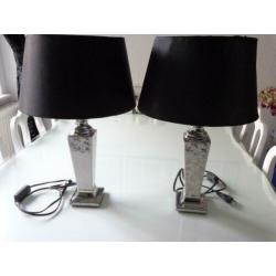 2 aparte Tafellampjes met zwarte kap samen voor 15,00 euro