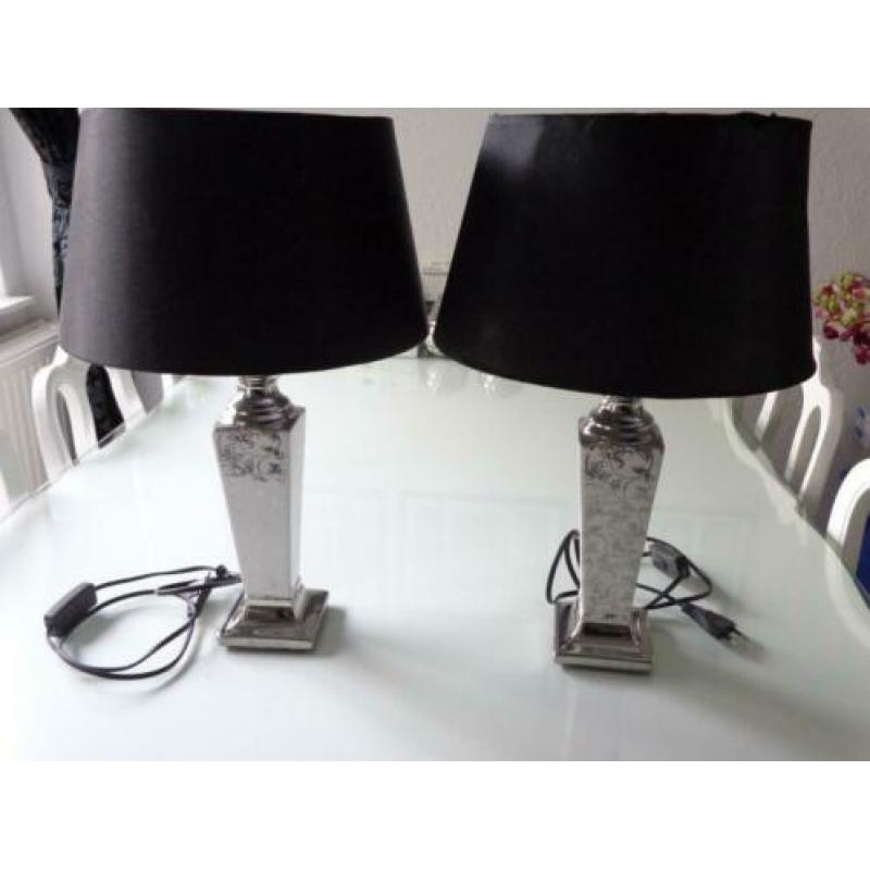 2 aparte Tafellampjes met zwarte kap samen voor 15,00 euro