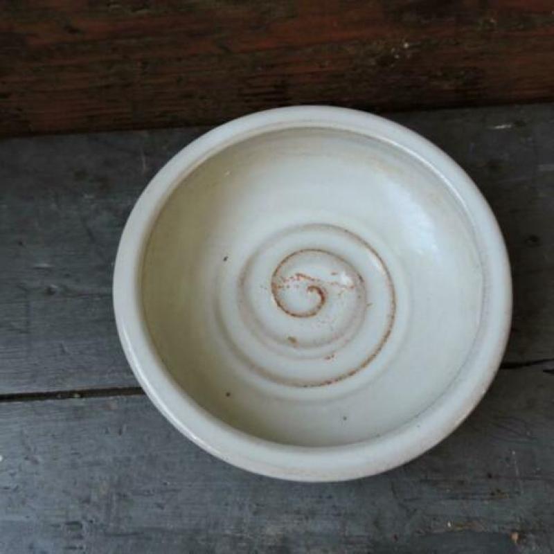Schaaltje aardewerk wit glazuur spiraal patroon 20 cm kom
