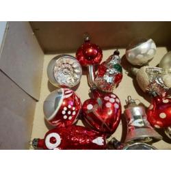 12 oude glazen kerstballen en figuren