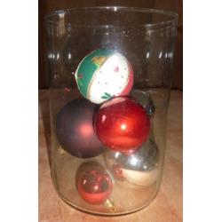 Kerstballen in vaas