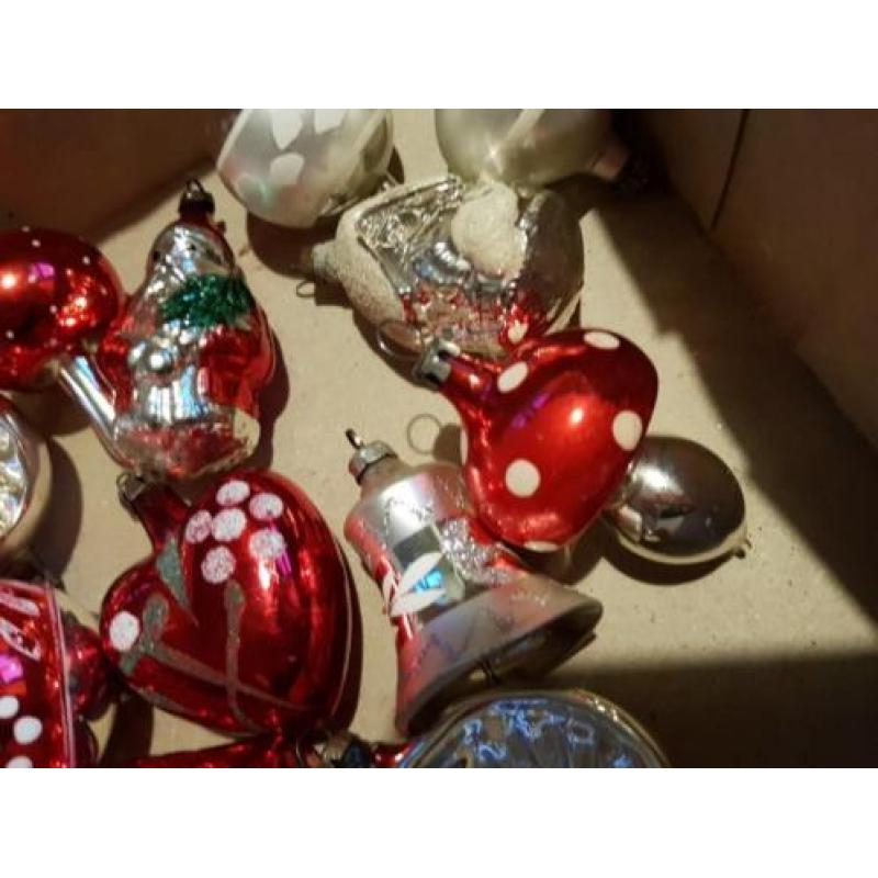 12 oude glazen kerstballen en figuren