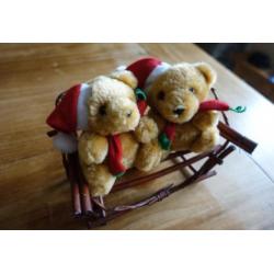 lief - 2 kerstbeertjes op een houten bankje