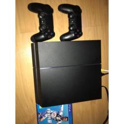 PlayStation 4 (Ps4) met 2 controllers en FIFA 19 en GTA5