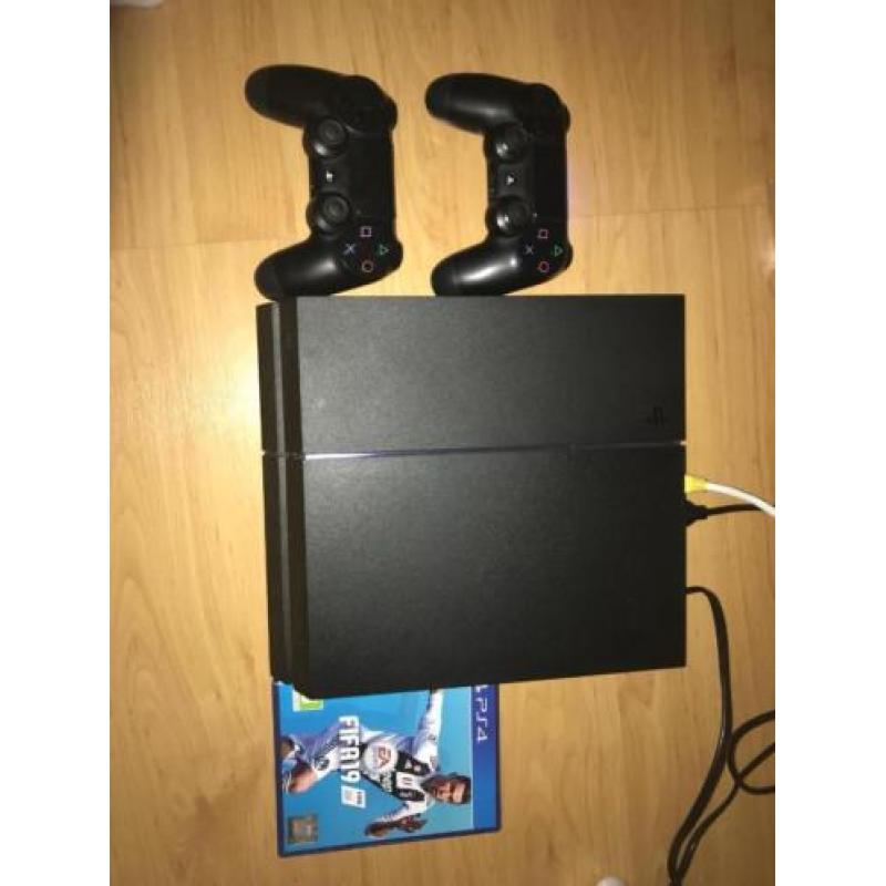PlayStation 4 (Ps4) met 2 controllers en FIFA 19 en GTA5